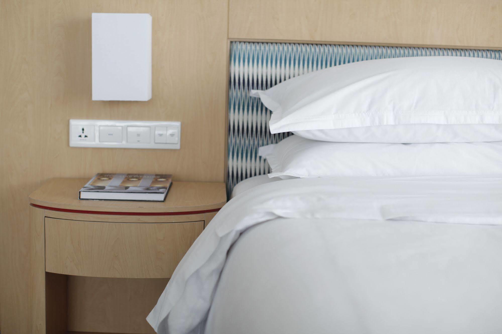 Four Points By Sheraton Surabaya, Tunjungan Plaza מראה חיצוני תמונה