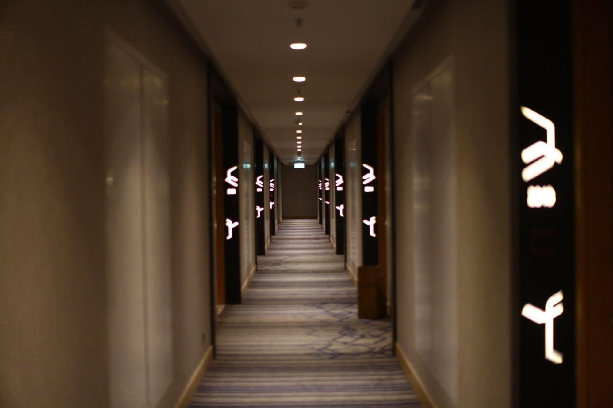 Four Points By Sheraton Surabaya, Tunjungan Plaza מראה חיצוני תמונה
